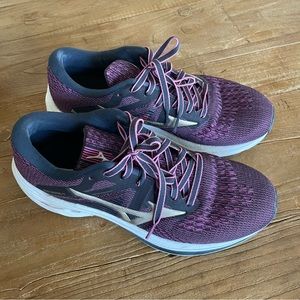 Mizuno Wave Inspire 17. Womens 8.5. Great condition.